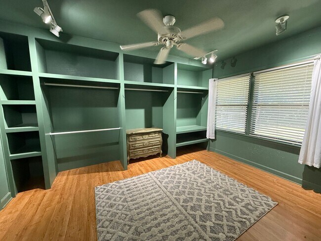 Building Photo - 303 Interbay Ave