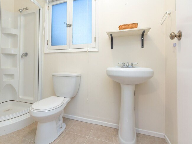 Building Photo - Freshly Updated Studio in South Park! * All Utilities Included! *