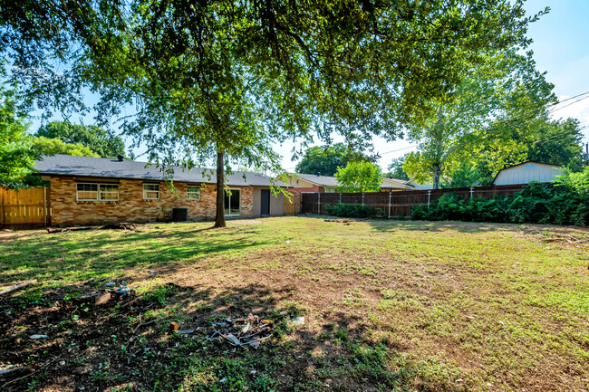 Building Photo - 4655 Silversprings Dr