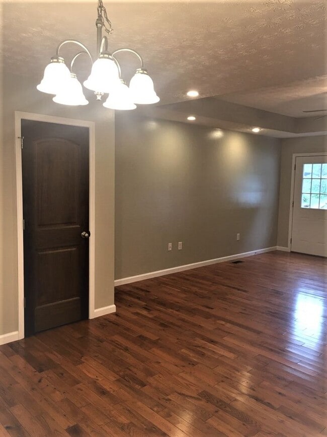 Building Photo - Immaculate Townhouse in Barboursville