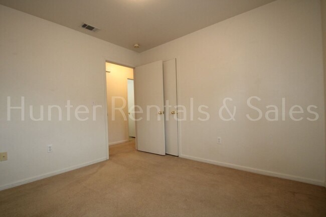 Building Photo - Heights Three-Bedroom Duplex!