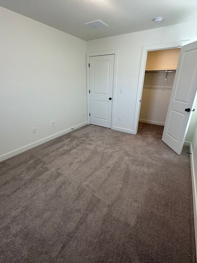 Building Photo - GORGEOUS EAGLE MOUNTAIN TOWNHOME!!!