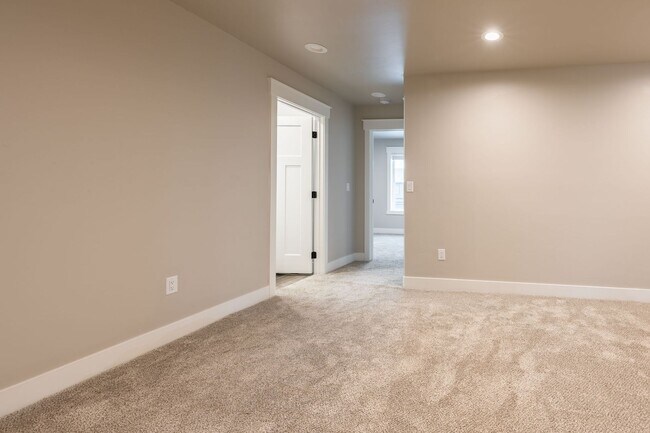 Building Photo - Beautiful 3 Bed, 2.5 Bath Townhome in Ashton - Shorter lease terms available