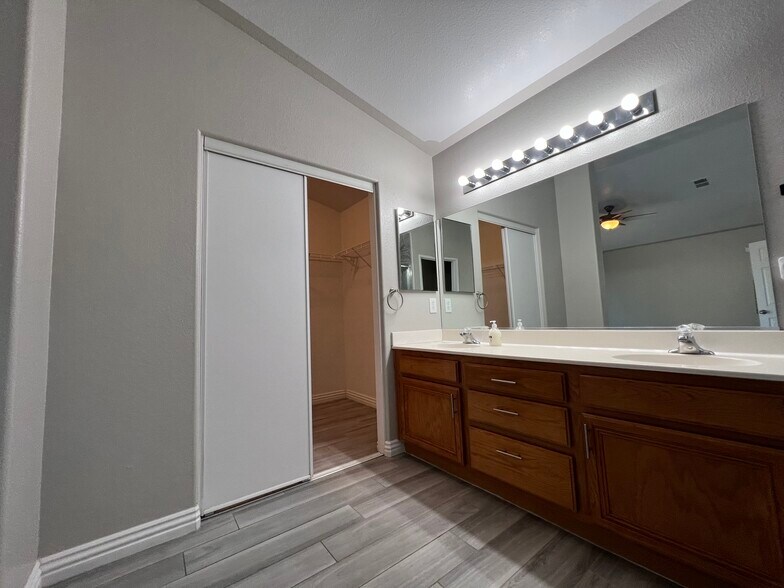 Master Vanity and walking closet - 9083 Powell Ave