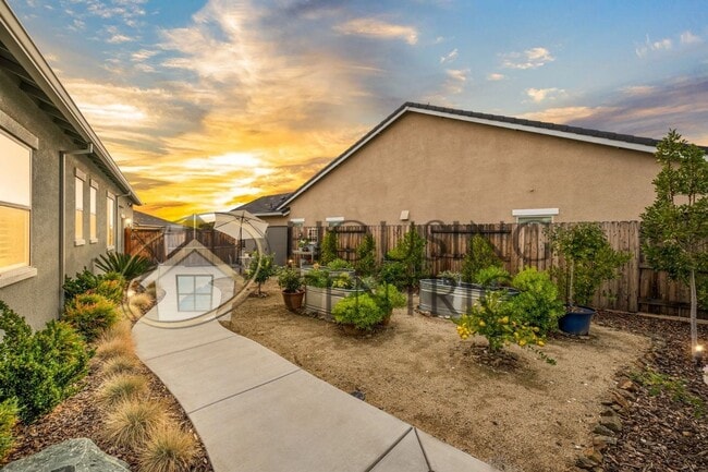 Building Photo - STUNNING Single Story Home with a Resort Style Backyard!