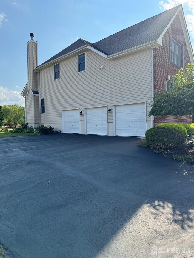 Building Photo - 15 Meadowlark Dr