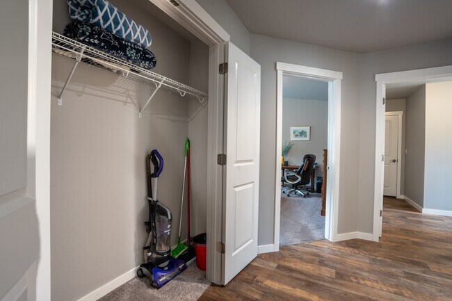 Building Photo - 6529 N Descartes Dr