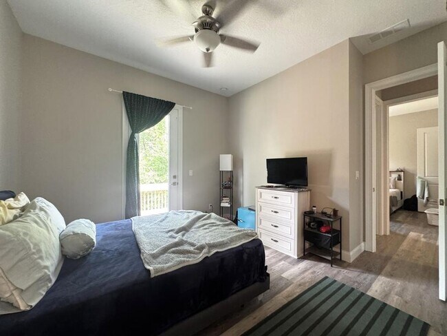 Building Photo - 4 Bedroom in Tomoka View