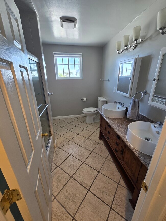 Building Photo - 833 Skyland Dr