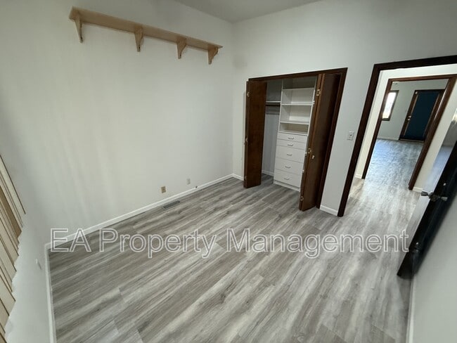 Building Photo - 500 Oakwood Pl NE