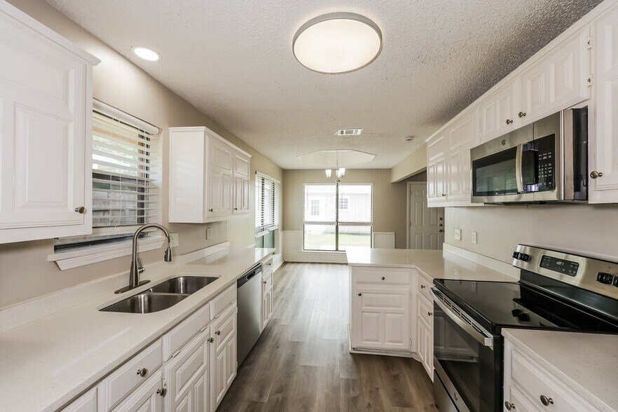Building Photo - 308 Southlake Dr
