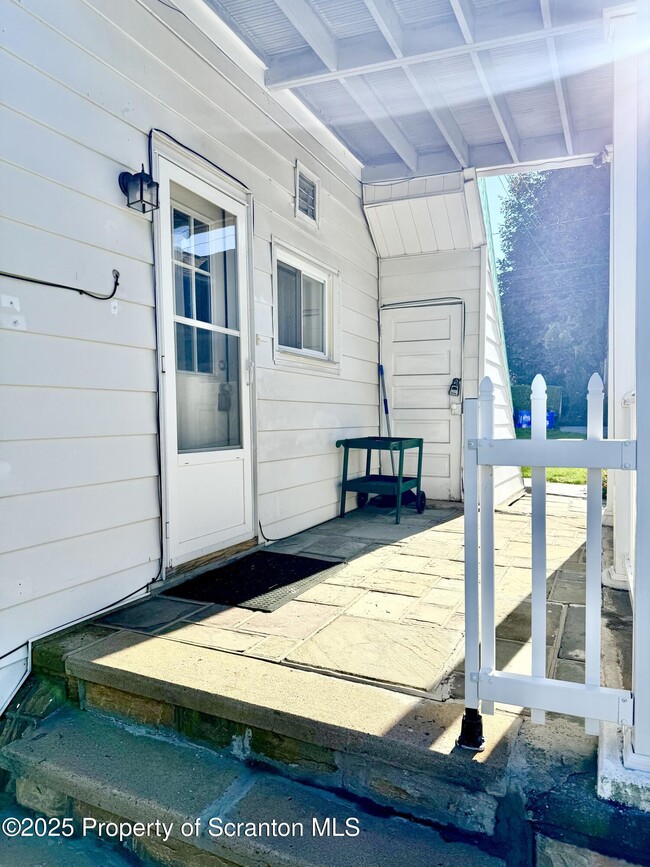 Building Photo - 1012 N Webster Ave