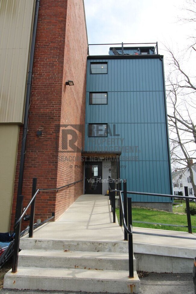 Building Photo - 710 Main St