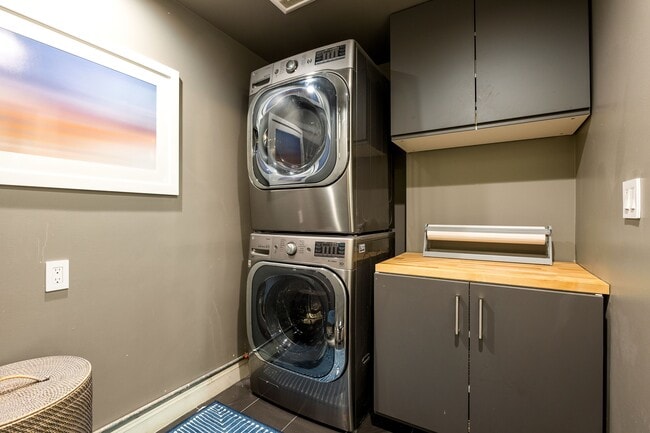 Building Photo - 2866 Pine St