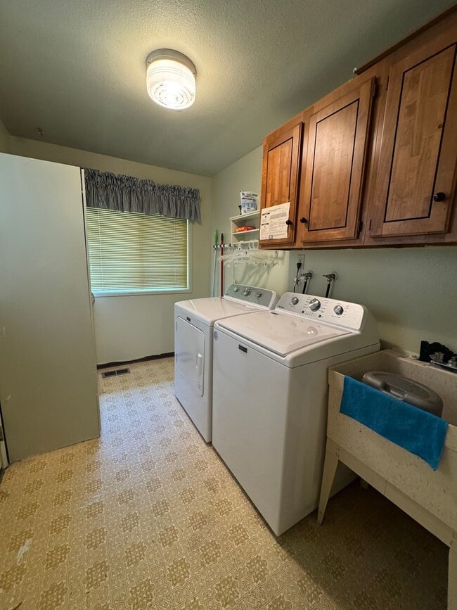 Building Photo - 3 bed 2 bath house with 2 car garage in great area!