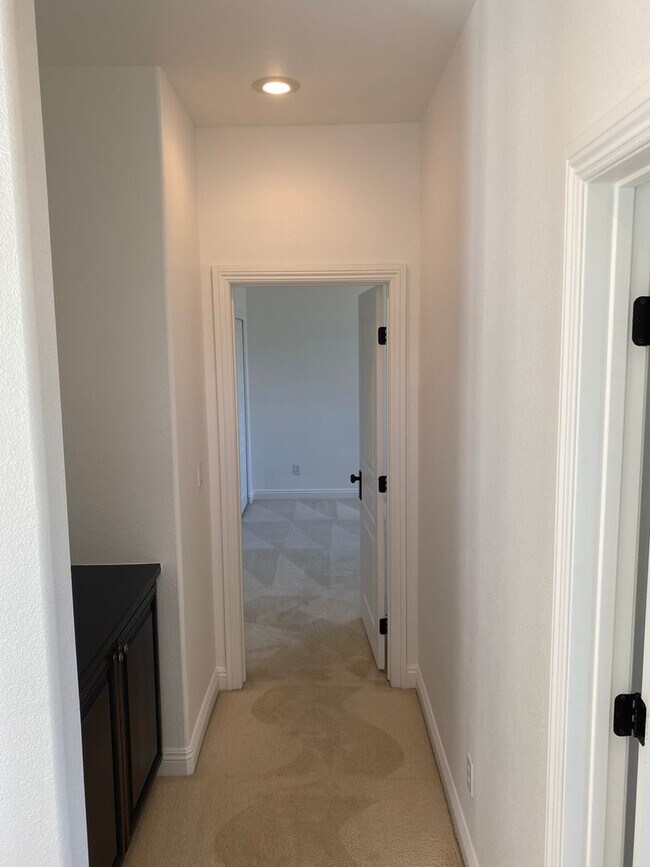 Building Photo - Beautiful 3Bed/3Bath/2Car corner lot home located in the guard gated Tuscany Community