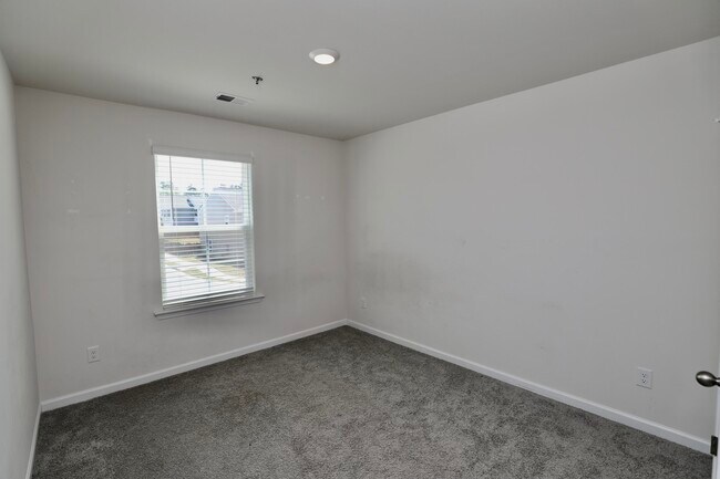 Building Photo - 352 Sandbach Rd