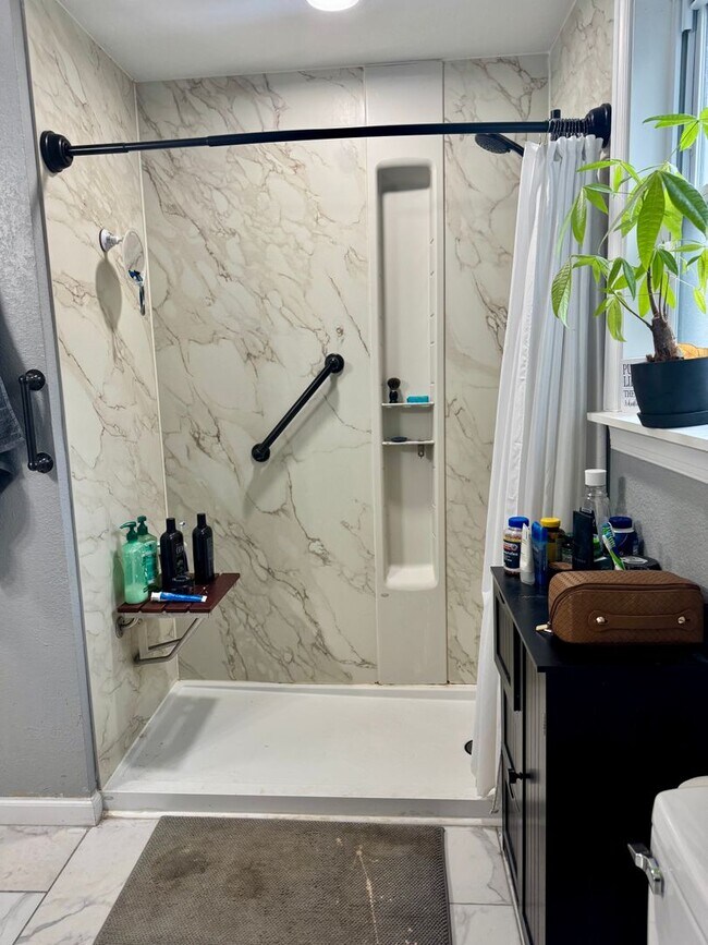 Building Photo - Centrally Located Updated Cape Cod!