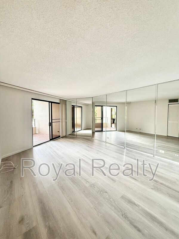 Building Photo - 555 Hahaione St