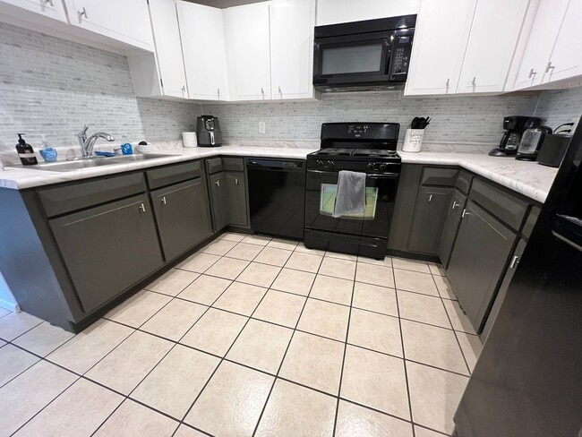 Building Photo - Charming Furnished Home - Short & Long Term Leasing