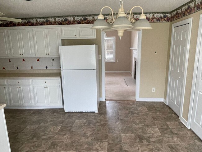 Building Photo - 3 Bedroom 2 Bath Single Family House in Carriage Run Subdivision - Cul de Sac location