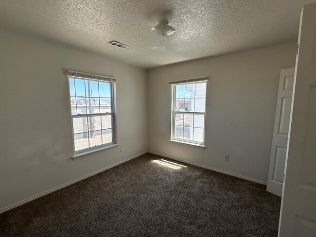 Building Photo - Upper Level 2 Bed 1 Bath Apartment