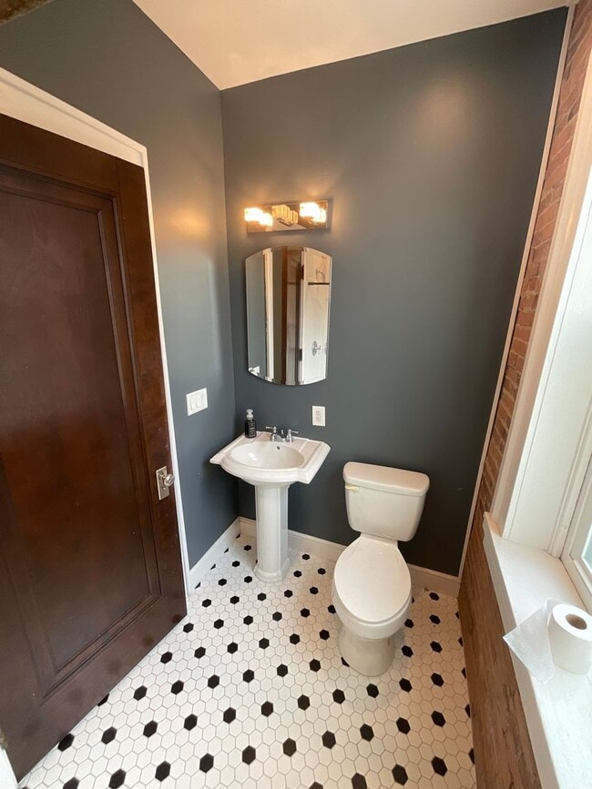 Building Photo - 2 Schonhardt St