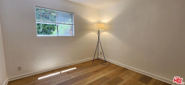 Building Photo - 1603 Oakwood Ave