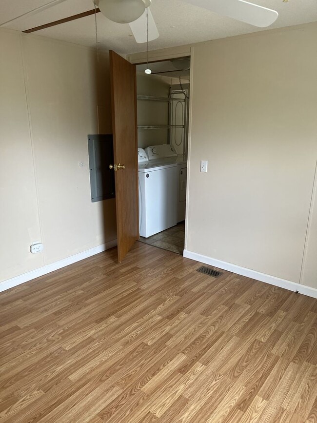 Building Photo - 235 Monarch Ln