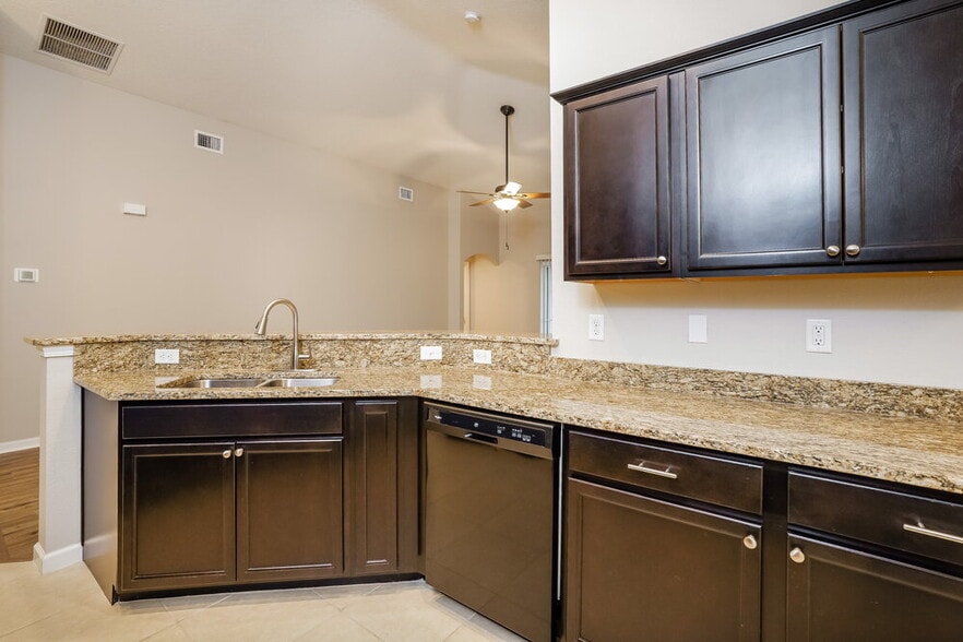 Building Photo - 3340 Ridgeview Dr