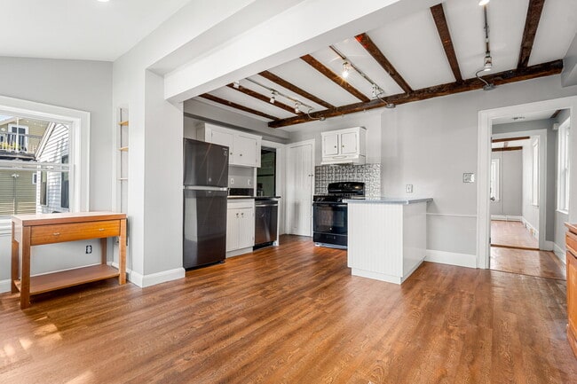 Building Photo - 8 Carlton St