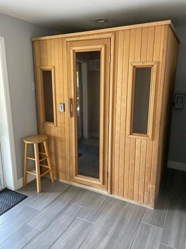 Building Photo - 4 Bed/2 Bath Waterfront Paradise with Pool, Dock & Gulf Access in Baileys Bluff