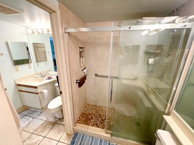 Building Photo - Charming 1BR, 1.5BA Ground Floor Condo – Fully Furnished & Move-In Ready! Seasonal Rental Availab...