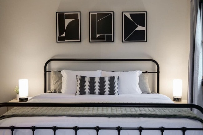 Building Photo - 303 E Washington St