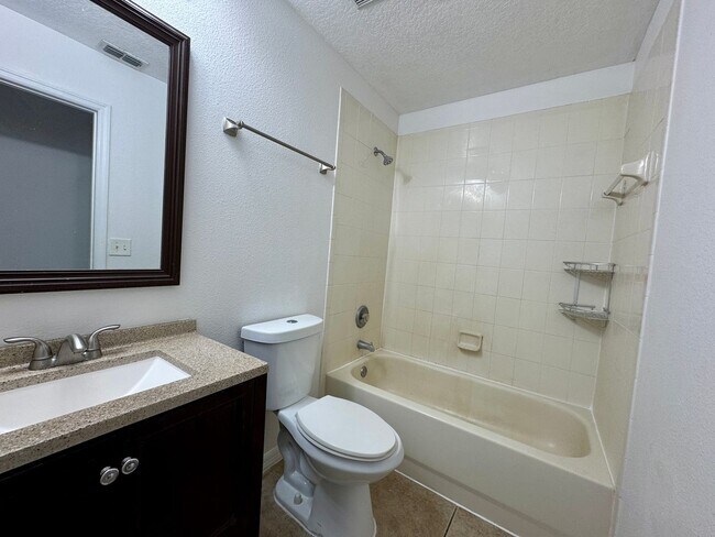 Building Photo - 12644 Somerset Oaks St