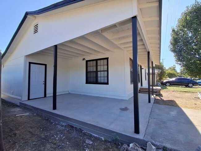 Building Photo - 408 1/2 West Avenue F