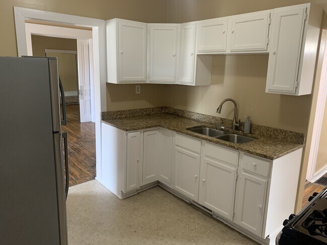 Building Photo - 2 Bedroom Upper Close to Downtown!