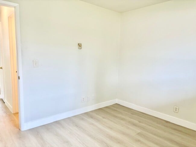 Building Photo - Port Hueneme | 2 Bed + 1 Bath | Newly Reno...