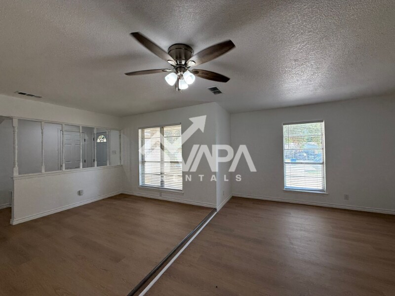 Building Photo - 7215 Hickory Grove Dr