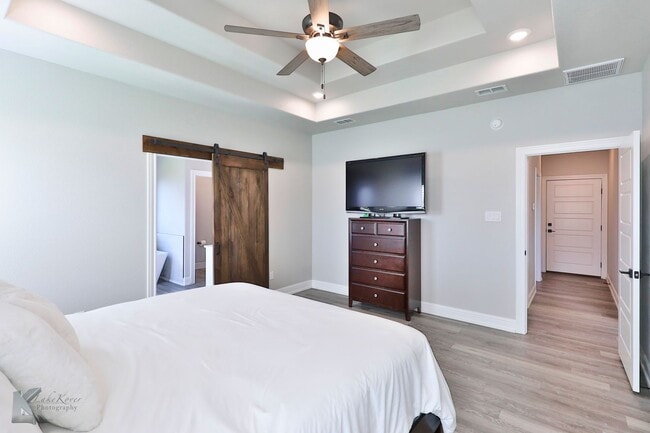 Building Photo - 4 bedroom, EXECUTIVE RENTAL!
