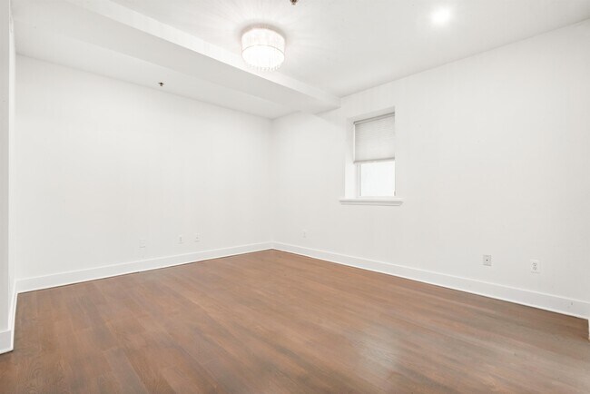 Building Photo - 547 Bloomfield St