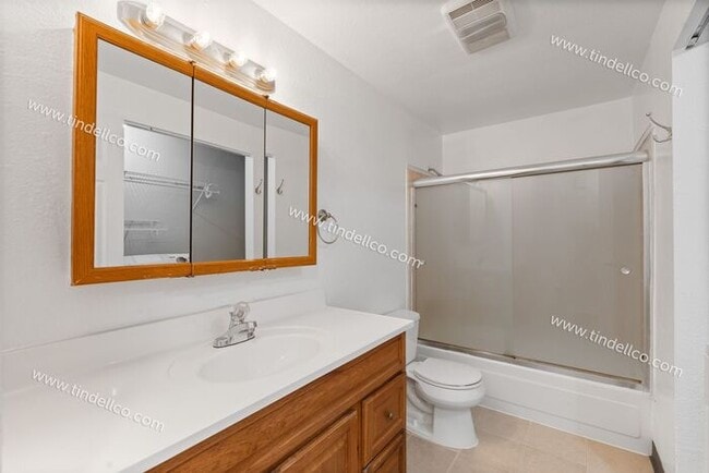 Building Photo - Updated 2BR w/ Utilities & Parking Include...
