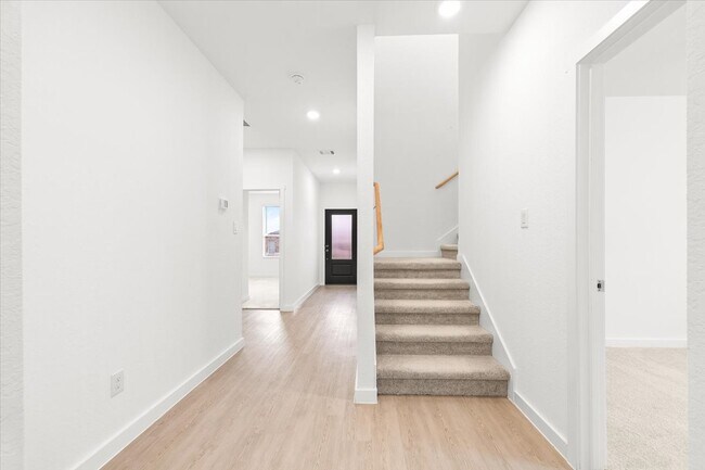 Building Photo - Spacious 4-Bed Home with Modern Upgrades, Fenced Yard & Community Pool in San Antonio