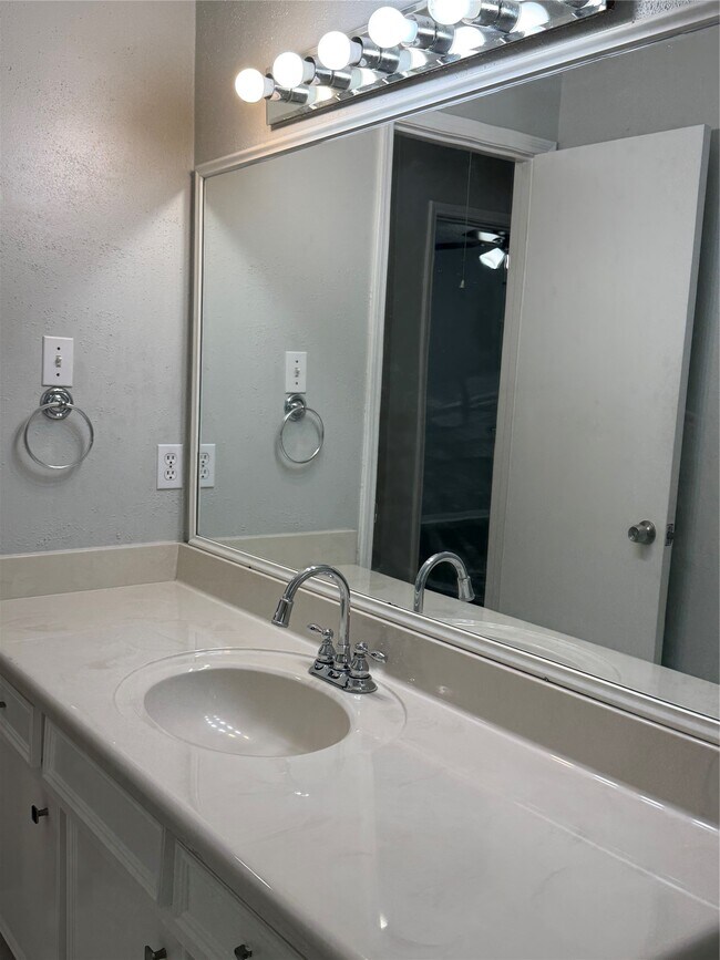 Building Photo - 11107 Sageking Dr