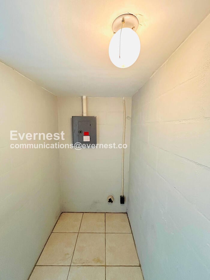 Building Photo - 3019 W Meadow St