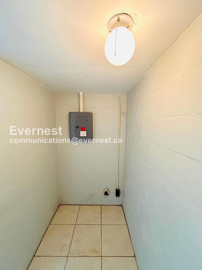 Building Photo - 3019 W Meadow St