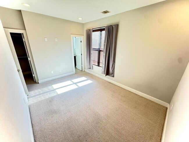 Building Photo - 1613 Milby St