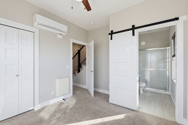 Building Photo - Stylish Midtown townhouse with stunning city views!