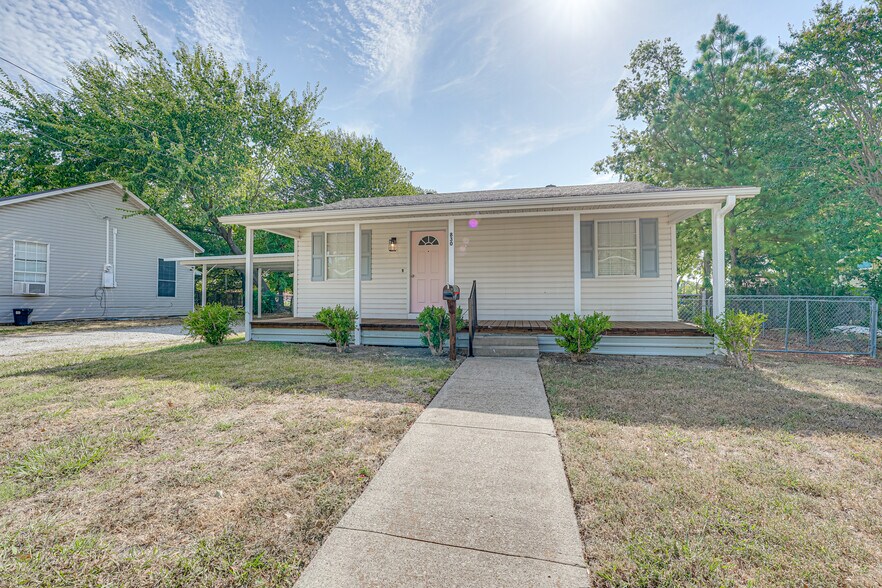 Primary Photo - 830 Carver St
