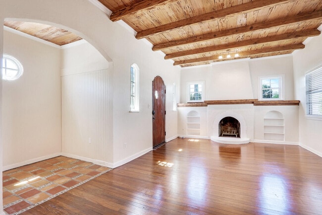 Building Photo - 359 Greenbriar Dr